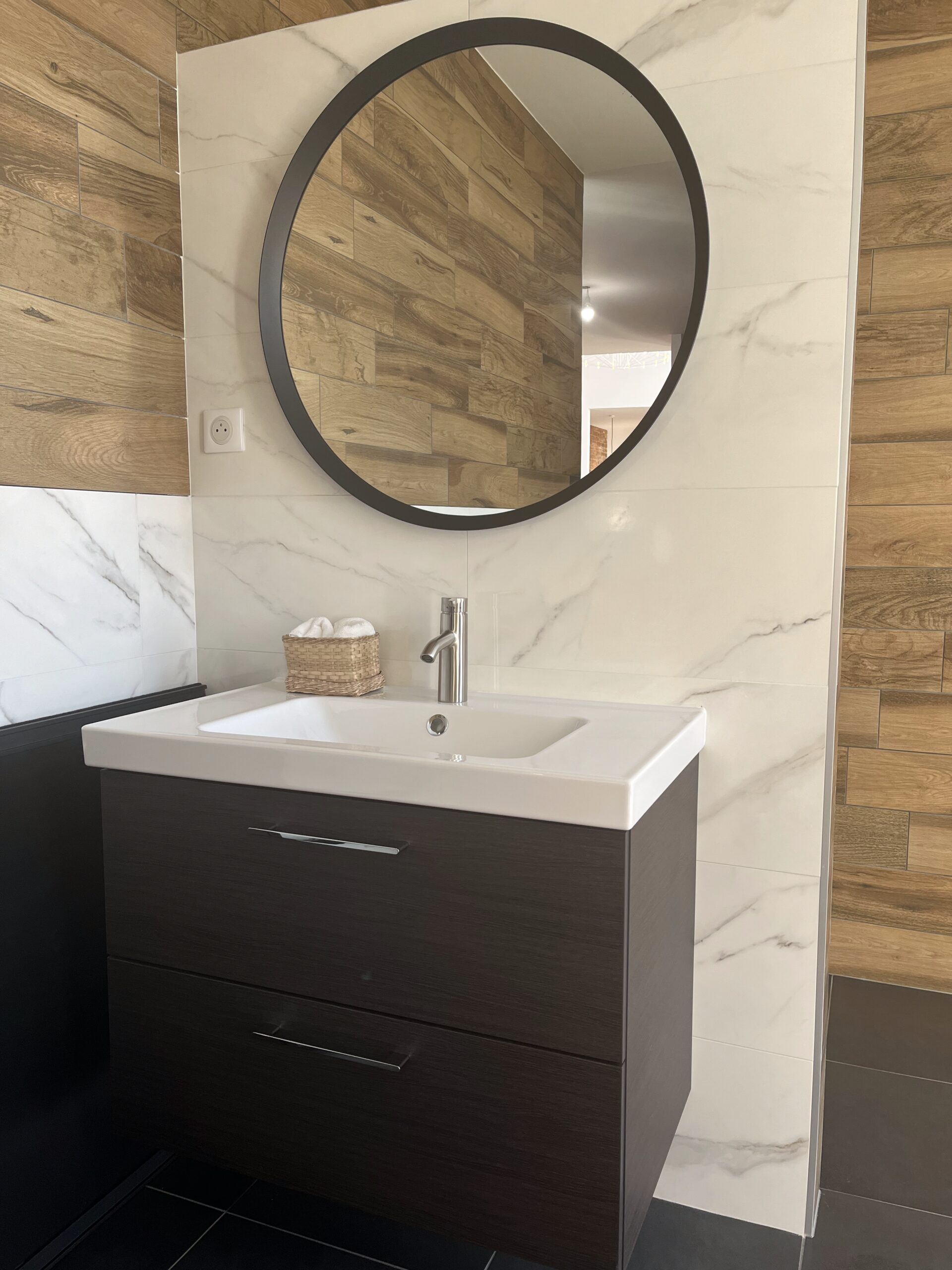 Salle de bain moderne dans une maison neuve